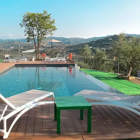 Sleeps 7 Pool Air Con Wifi Nyaraló