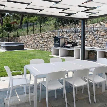Sleeps 7 Pool Air Con Wifi Nyaraló